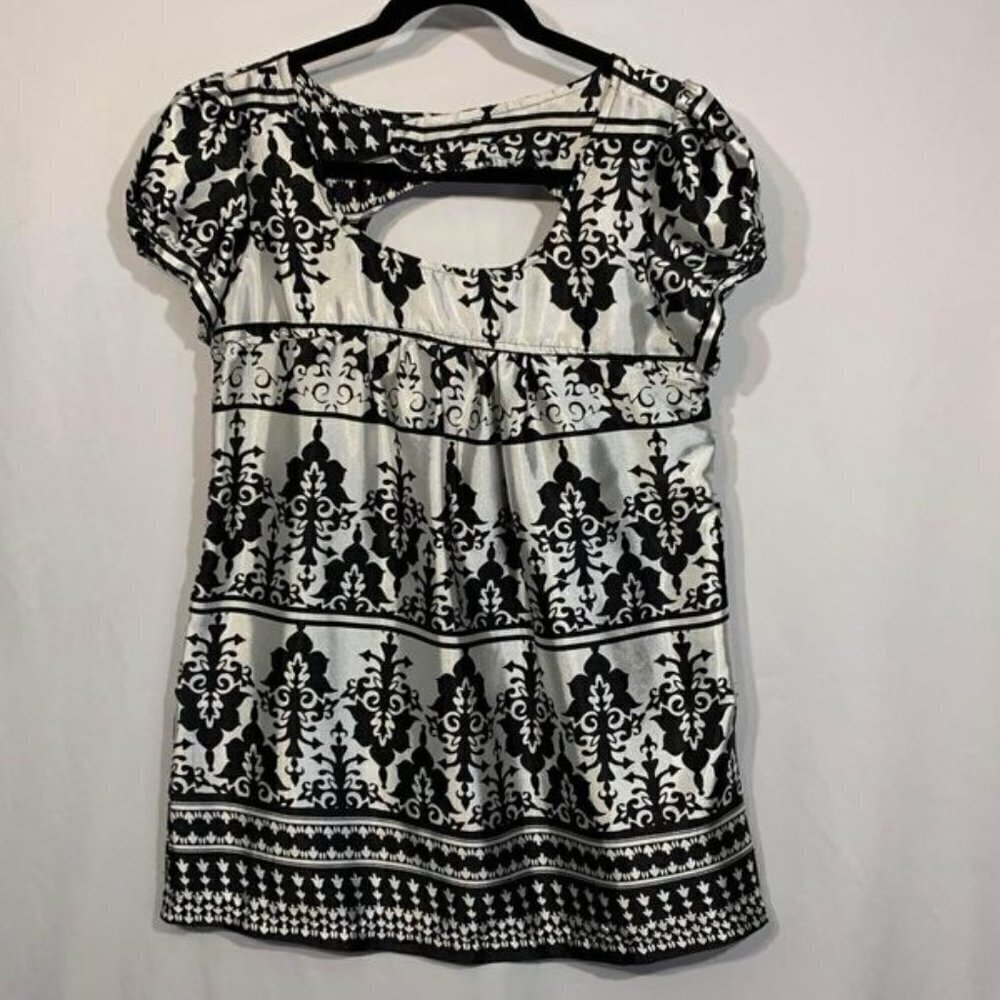 WOMAN’S flowy blouse. Cutout back detail. Black & White. Size Medium. Pu…